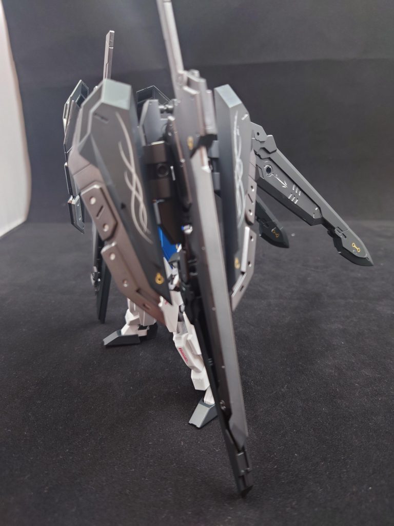 横から見るとほぼ全て機体が見えなくなります。でかい武器はロマン!