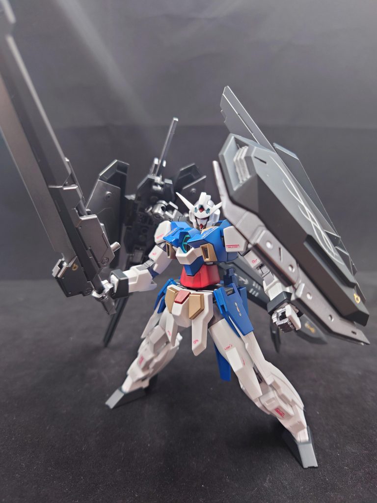 武装は両肩の大剣ですね。このキットパーツかっこいい!尚、大剣を取り外した後のバインダーは盾に変形しています。