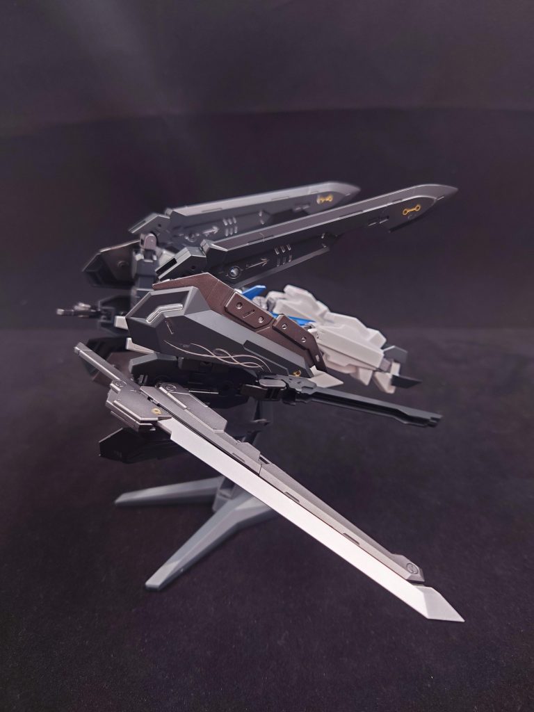変形すると戦闘機というよりモビルアーマーっぽいですねぇ。