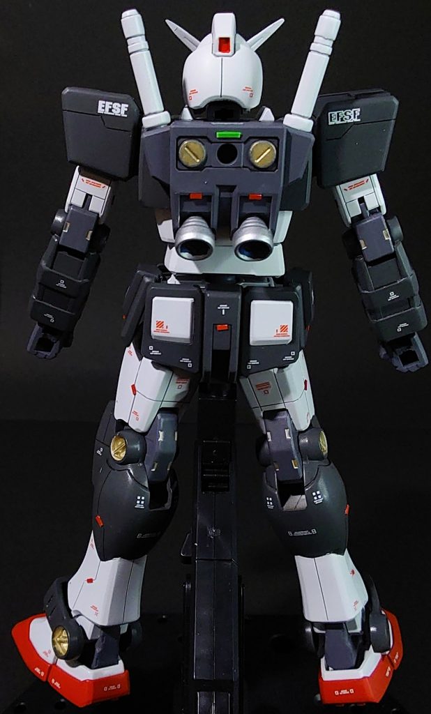 フロントショット+バックショット。スジボリ、プラ板貼り、エアブラシによる全塗装、スミ入れ、エナメル筆塗装、デカール貼り、カラーチップ貼り、メタルパーツの埋め込みといった改造を行いました。