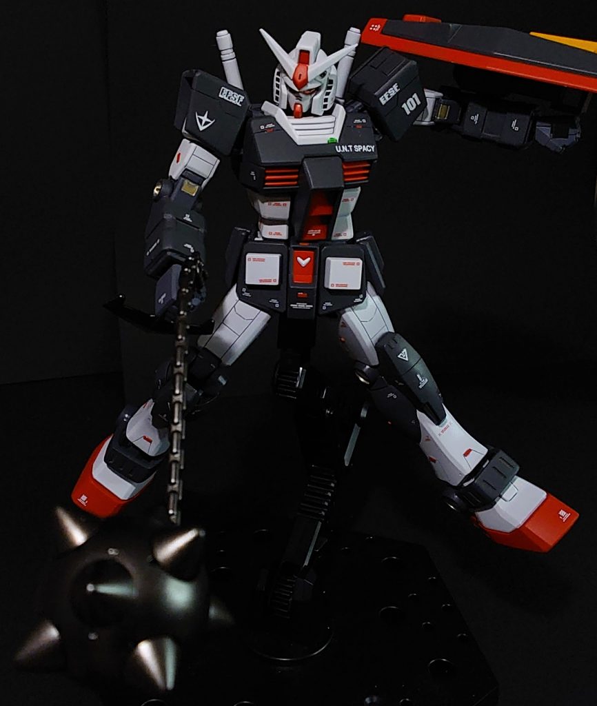 ガンダムハンマーはガンメタルで塗装し、金属感を出してみました。しかしながら、持ち手との接合部分がゆるいためか、プラプラ動いて写真が撮りづらかったです。(個体差?)