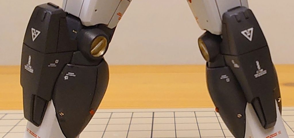 非常にわかりにくいですが、頭部のバルカンはメタルパーツに置き換え、脚部にもメタルパーツを埋め込んでいます。