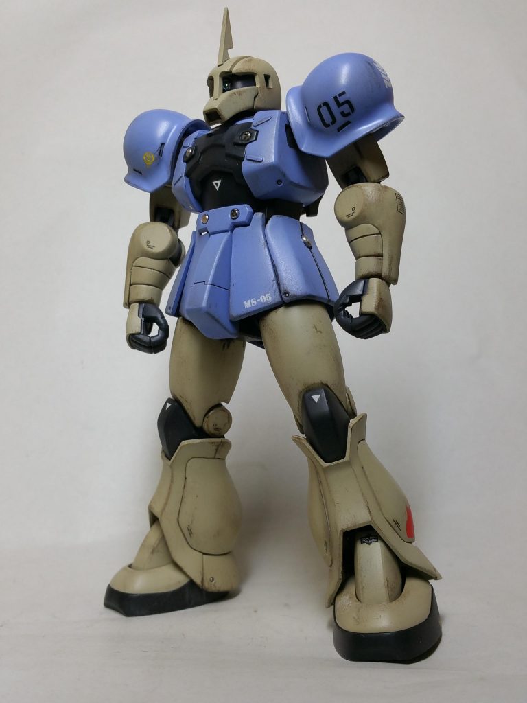 立ち姿。胴体に肩と頭は旧ザク系で残りはリバイブシャアザクから、前腕の肘部分を丸く形状を整えた以外はほぼそのままです。色は好みの色を好きに塗りました！