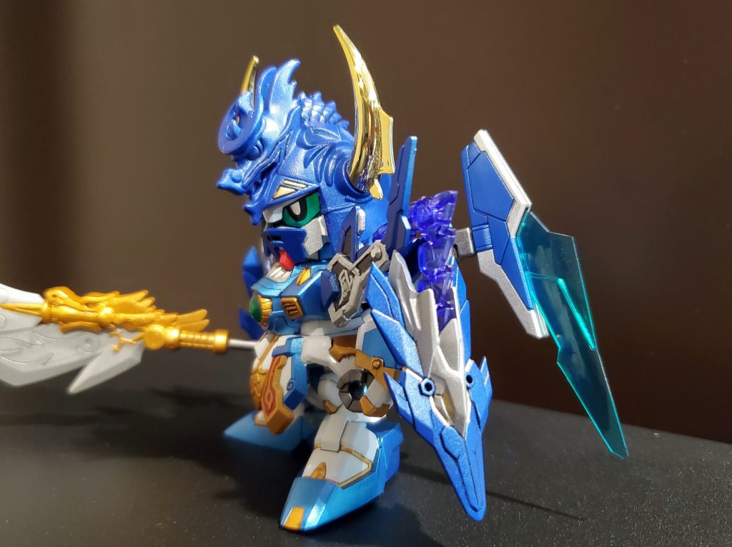 アルトロンの肩の龍は、そのままではボリュームがありすぎたので、クリアパーツを半分の2個に減らし、龍の角を短くし、前面を削って、雰囲気はなんとか元デザインに寄せれたかなと。