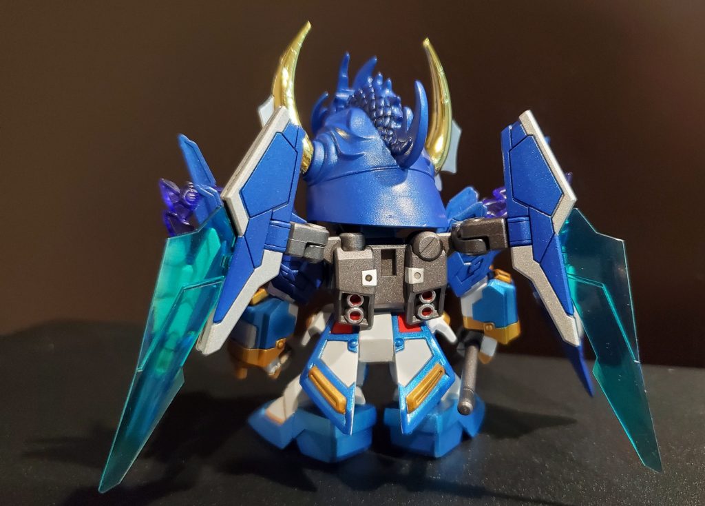 後ろは恒例、最低限の仕事はしてます(笑)兜はフチをパテで延長してます。これは効果大ですねやっぱり。トライエイジマグナムのウイング(?)を採用、コトブキヤの関節パーツで接続。クリアパーツは男の子のロマンなので基本残しました!