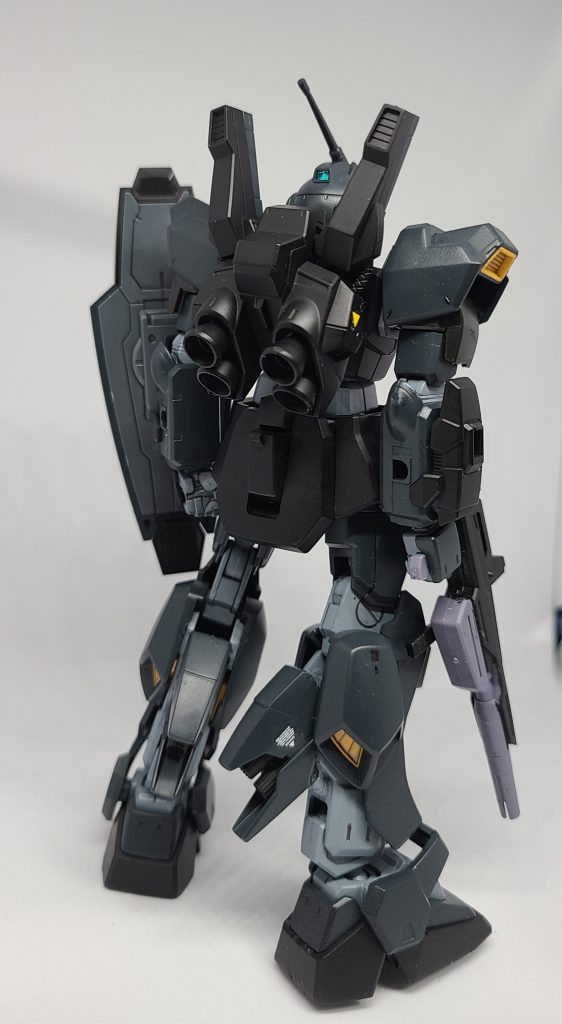 バックショットです。脚部にバーニアを追加しています。