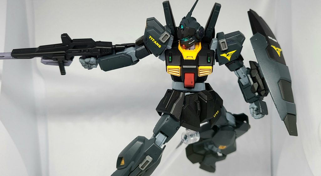 ライフル撃ち。四肢の各所にあるダクトはHADESフル稼働時の排熱用です。