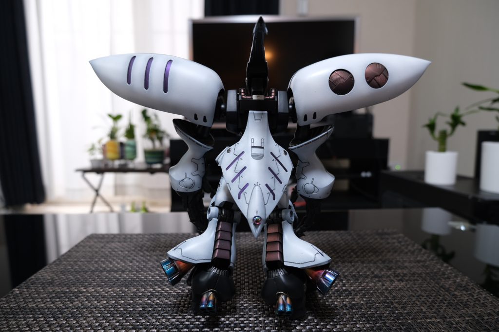 背面視。足にバーニアを追加して熱焼けしたステンレス色に塗装してみました。 尻尾の先端のオーロラビーズもキレイです。