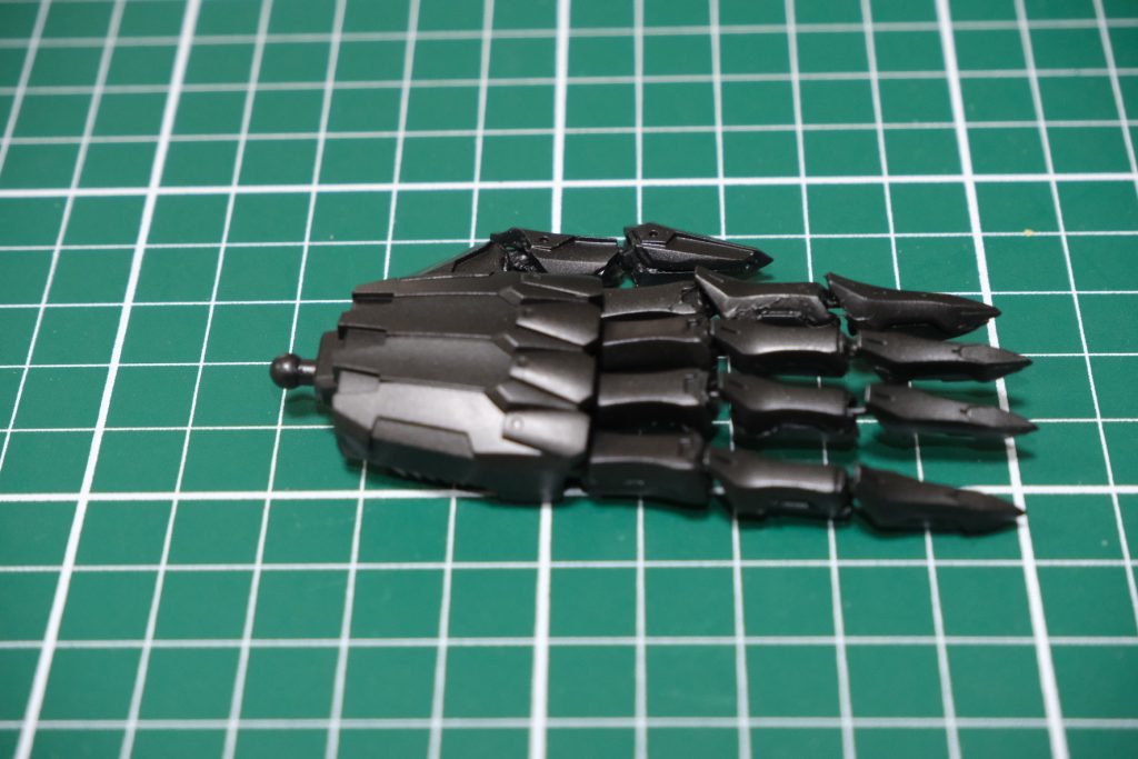 キュベレイダムド特有のマニピュレーター。関節でぶった切り、中に針金を通してグルーガンで固定して閉じてあります。 違和感もそんなに感じないレベルで良かったです。