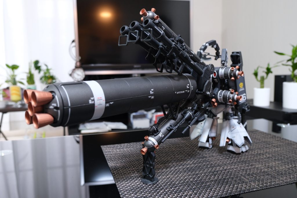 とにかくこのバックショットの迫力と兵器感に一目惚れて衝動買いしたのを覚えてます(*´ｪ`*)タンク（下）にサポートがありますが、背中の重量物を支えてるのはこの一点だけです。しかも球面状に接しているのて、ちょっとした揺れで回転するように左右に倒れます。　ものすごく不安定、コケるとタンク周りがバラバラと外れ復元が大変で、そこだけがこの機体唯一の不満です(´；ω；｀)