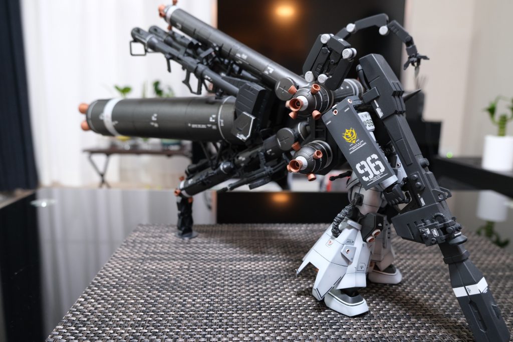 左斜め前から。足の外装や腰のスカートに黒いラインを入れてますが、オリジナルカラーの純正デカールは白色なので、1mm幅のラインテープで代用。ちなみに…しょっちゅう倒れて直してしてる間にテープがちょっと剥れてることに今気がつきました…