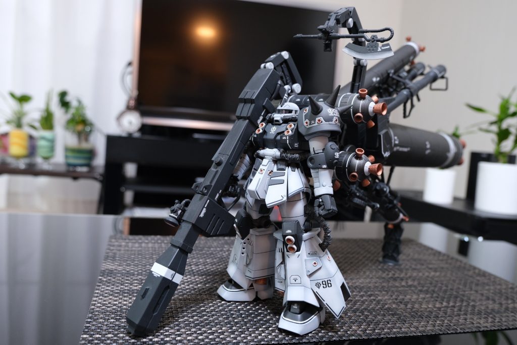 右斜め前から。　ちっちゃいバーニアがたくさんあり一部のバーニアには外周にリングが別部品で組まれています。塗装するときに1番気を遣ったのはコレでした。　無くしたり割れたりしてたら心折れて完成前に箱にしまってお蔵入りだったことでしょう…。