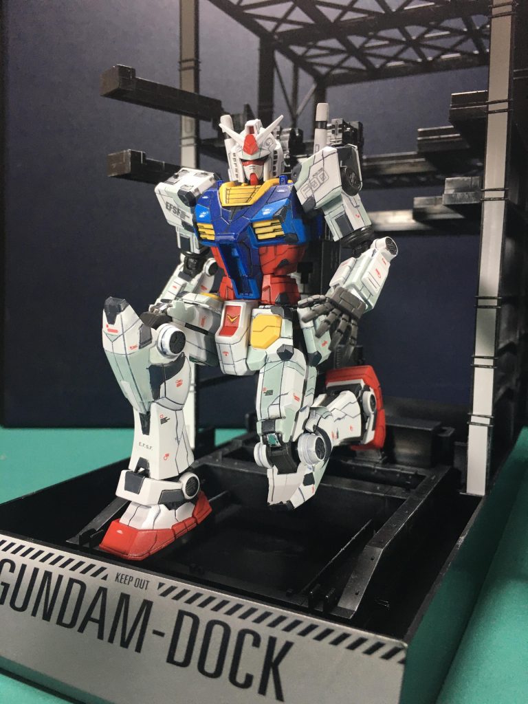 G-CARRIERは前後にレールでスライド、3段階の高さに変えて会場での勇姿を再現出来ます。