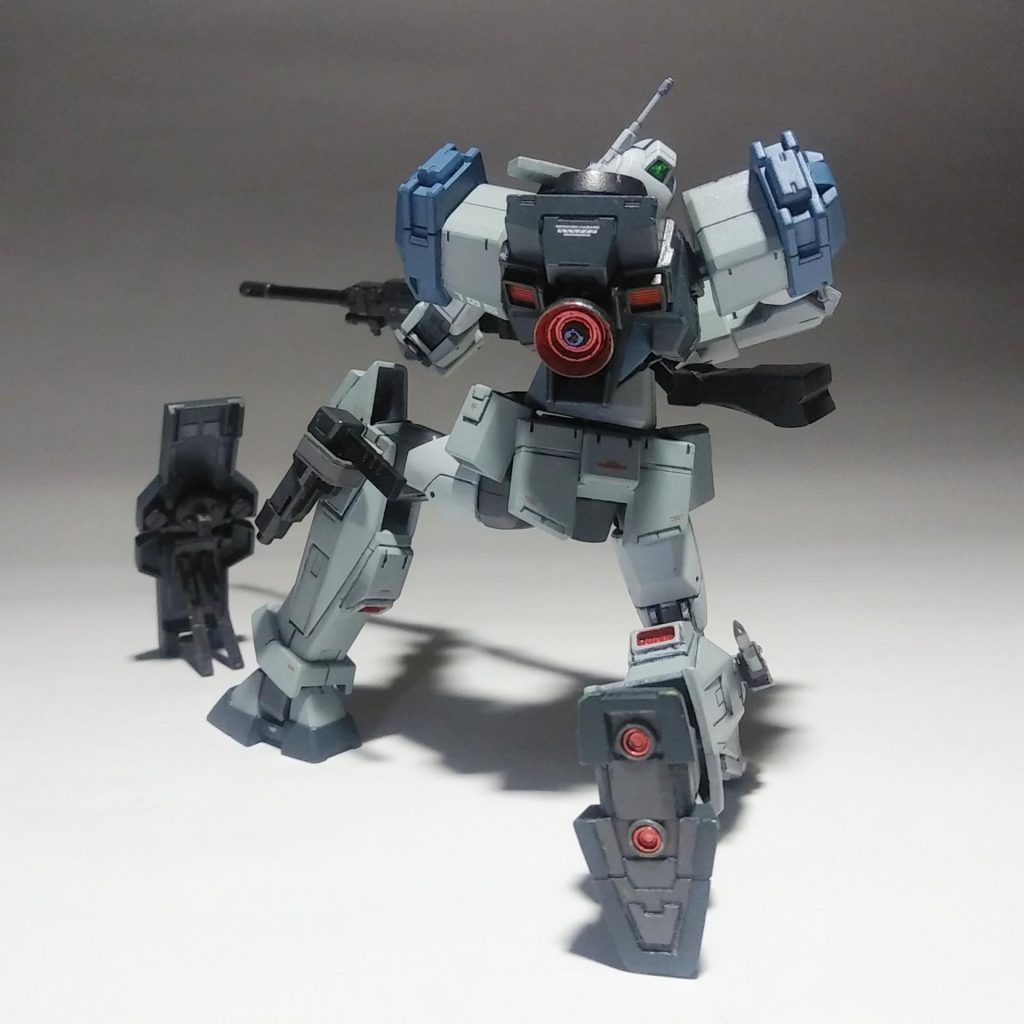 足裏には肉抜き穴があったため、埋めて簡単ですがモールドを追加しました。バックパックのメインスラスター両脇にはサブスラスターを追加。