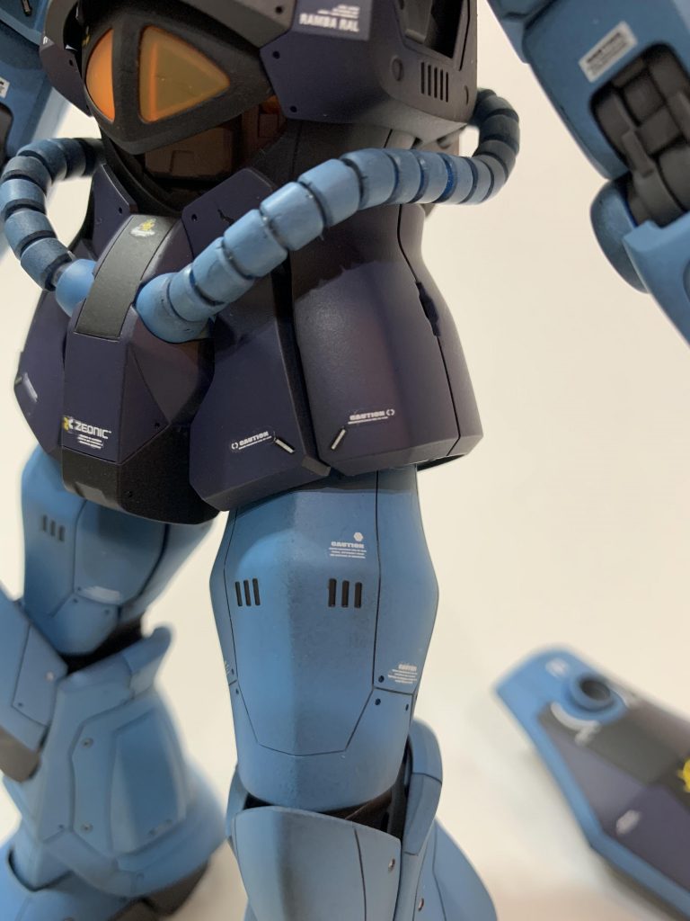 太腿外装にスジ彫り追加したらいい感じになりました。腰外装にもシルバーのチップ埋め込み。