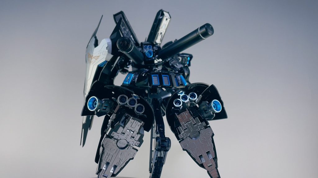 ふと覗き見える各部アーマーの裏側にメタリックブルーが配置されているのがポイントです。