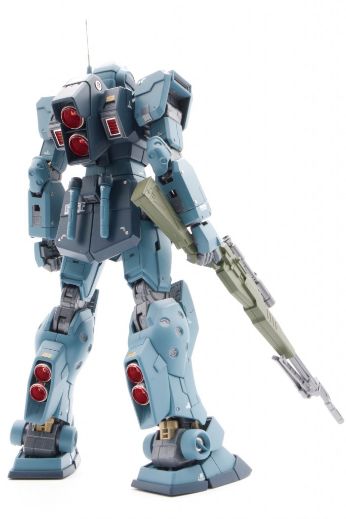 プロポーションはいじってませんが、メタルパーツやプラ版、スジボリ等ちょこちょこ手を入れてます。右膝に膝立安定用に陸ガンとか陸ジムみたいな突起物をつけてみましたが少し小さすぎました。