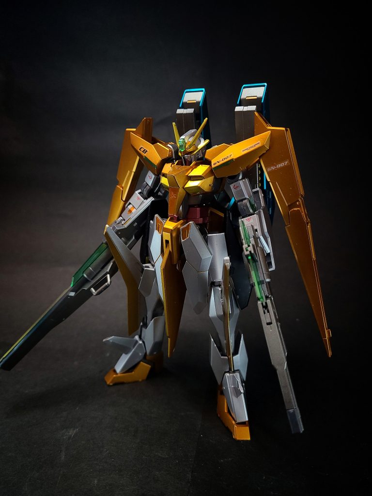 股間部やアンクルガード、脚部に取り付けられた羽根状のスタビライザーはGN粒子の質量制御によって機体の飛行を制御する装置[125]。