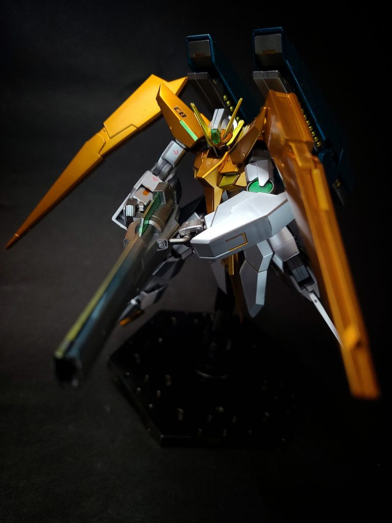 GNツインビームライフル 主武装の垂直2連装ビームライフル。連射性能と威力を両立した兵装[125]。上部の銃身は可動式で、巡航形態時の対地攻撃が容易な設計となっている[125]。任務に応じて2挺を携行することもある。