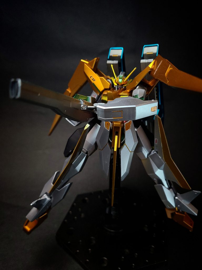 GNサブマシンガンキュリオスのGNビームサブマシンガンと同等の威力を持つ[125]。両前腕内蔵式であり、使用時はカバーが開閉する