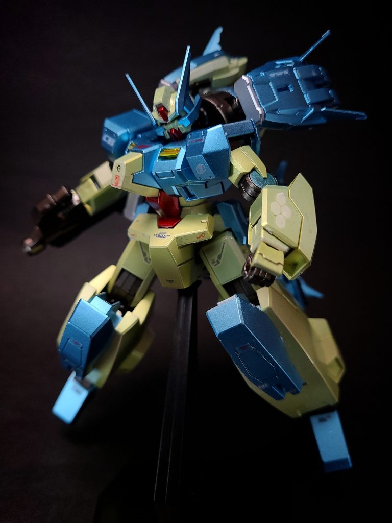 特殊機能トランザムシステム(TRANS-AM)GNドライヴに搭載されている、機体の内部に蓄積された高濃度圧縮粒子を全面開放するシステム。起動中は機体が赤く染まり、機体のスペックが3倍以上に引き上げられる。一定時間が経過して粒子を使い切ると自動的にシステムが解除されるが、任意での解除も可能。GBNではこのシステムが使用できるかどうかはそのガンプラの出来に左右されるという。本機の完成度は非常に高いため問題なく使用可能。