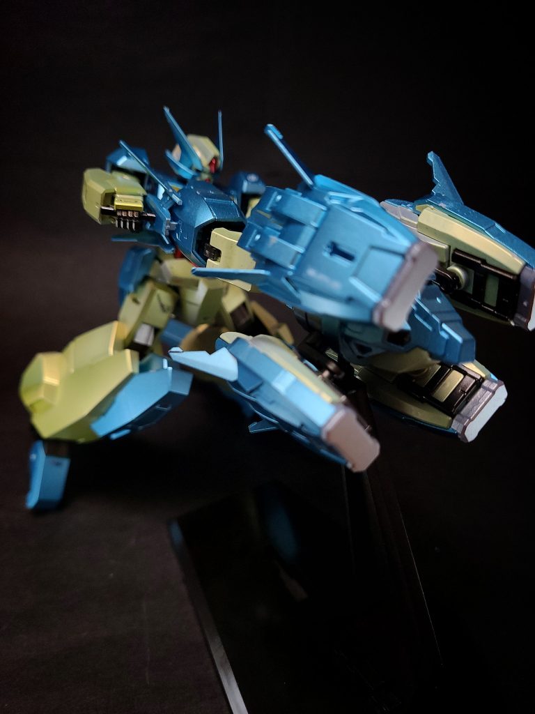 武装GNフィジカルバズーカ高濃度のGN粒子を炸裂させる実弾式バズーカ。元はガンダムヴァーチェ フィジカルの装備であり、パーツが干渉することを考慮して逆手持ちで使用している。前腕部固定用のステーが追加されているため反動やブレが軽減されている。