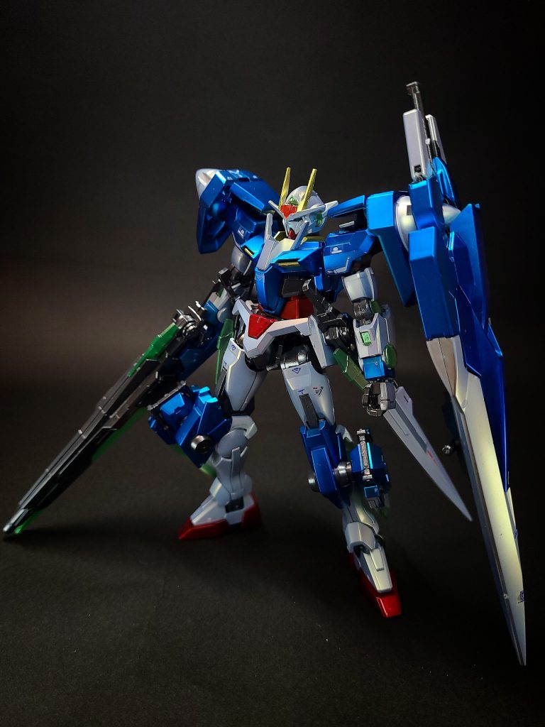 『00V戦記』に登場。『2nd』期以降、ガンダムを実際に運用してテストすることには危険が伴うため、シミュレーションでデータ取得を行うために、仮想空間に建造されたプログラムの機体。担当であるシェリリンの趣味により、実機では青く塗装された部分が朱色に変更されているのが特徴。武装やその他の仕様は実機と同じだが、各種再点検の結果、基本性能は実機から約5%の増加に成功している。これはヴェーダの演算能力を利用した現実とほとんど差のないデータであり、実機に反映しても相応の結果が得られる。さらなる性能アップの可能性を見せていたが、ダブルオークアンタ開発の目処が立ったため開発を打ち切り、得られたデータは新型ガンダムの開発に利用される