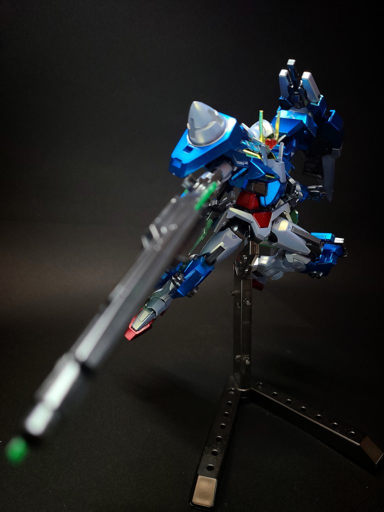 GNソードIIブラスター -GNソードIIの機関部をもとに、新技術を投入して開発された装備。他の装備に比べ銃としての機能に特化しており、純粋種である刹那の能力次第で性能が大きく上昇する可能性も秘めている。半透明素材製の銃剣が下部に設置されているほか、腕との接続部分にはGNソードIIIに似たパーツが採用されている。未使用時は右肩に懸架される。