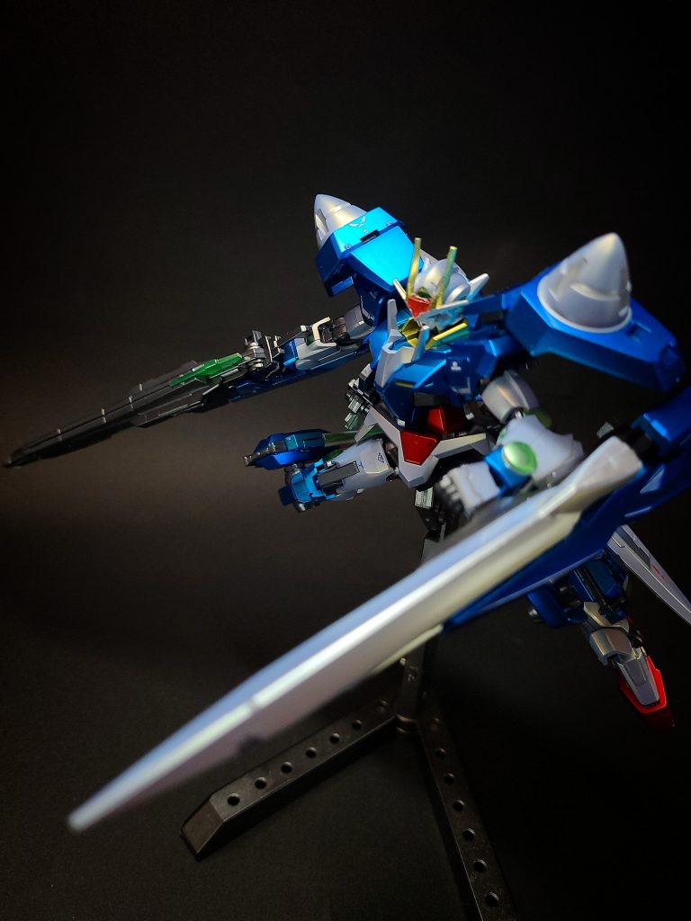 GNバスターソードII -ジンクスIIから奪取したGNバスターソードを解析し、改良した大型実体剣。通常は左肩のコーンスラスターにマウントされ粒子の充填をおこなう。