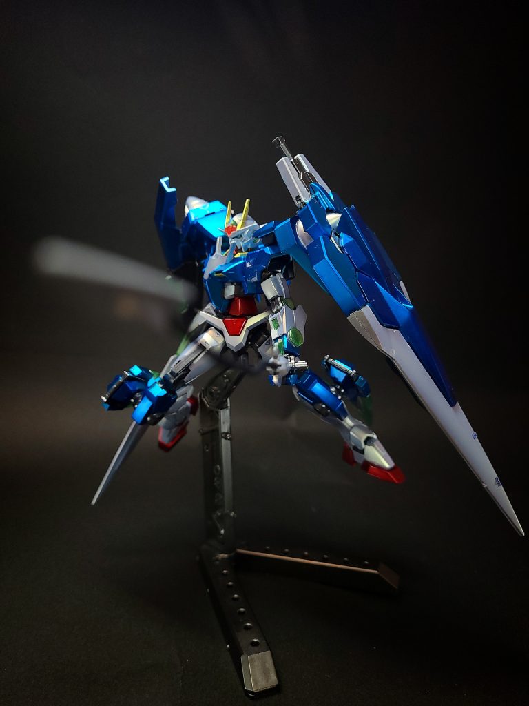 刀身は短くなり、先端をアンカーとして射出できるようになっている。