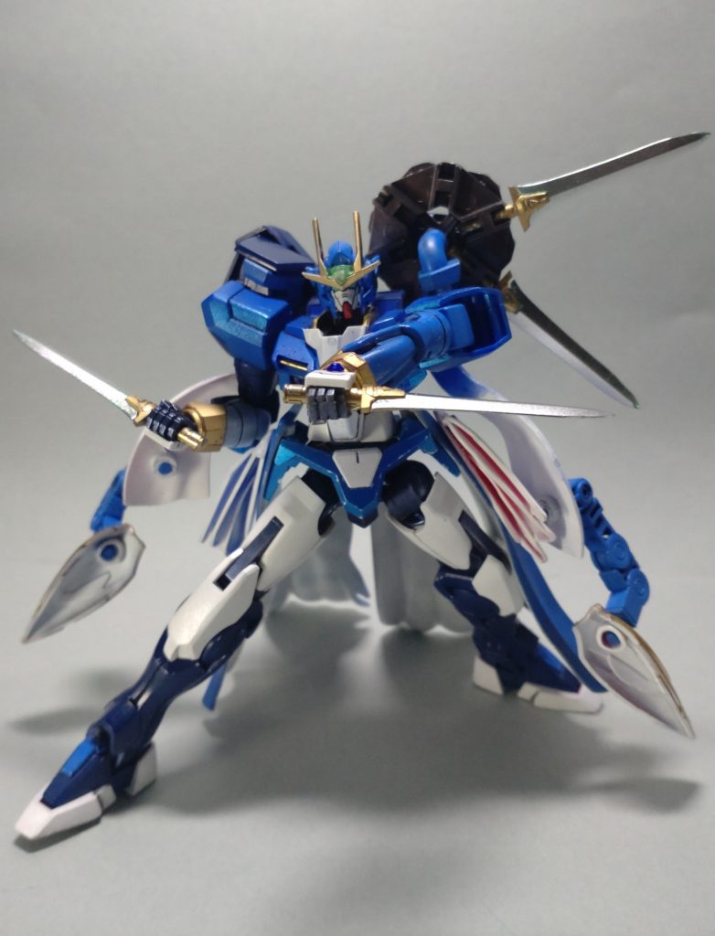 「戦火の大地に、蘇れ!ソルスオー!」ガンダムSEED風のポーズw背中の剣は外して持たせる事出来ます。外すたびに塗装はがれるので「剣なんて飾りですよw」