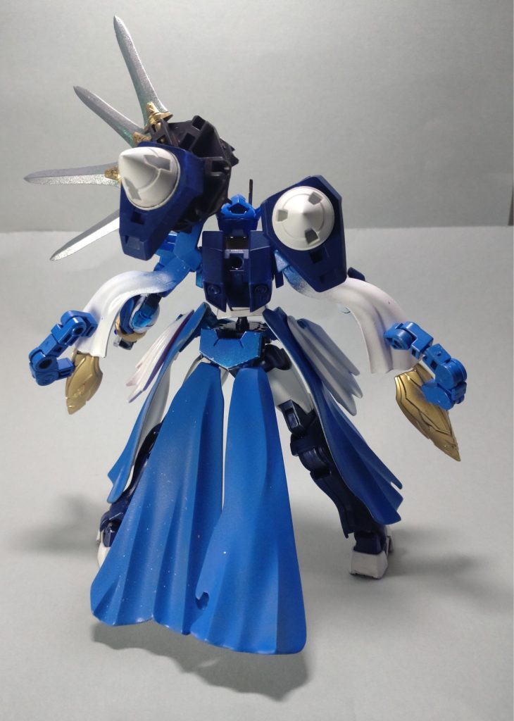 リヤビューマントは、加工無しでキットに付けてます。(ポロリ多いけど…)左側のGNドライブは、コトブキヤのマギアブレードに接続ジョイントで付けてます。背中の羽衣みたいな物は、SDWヒローズ、悟空インパルスのクリアパーツを塗装して神らしくしてますw