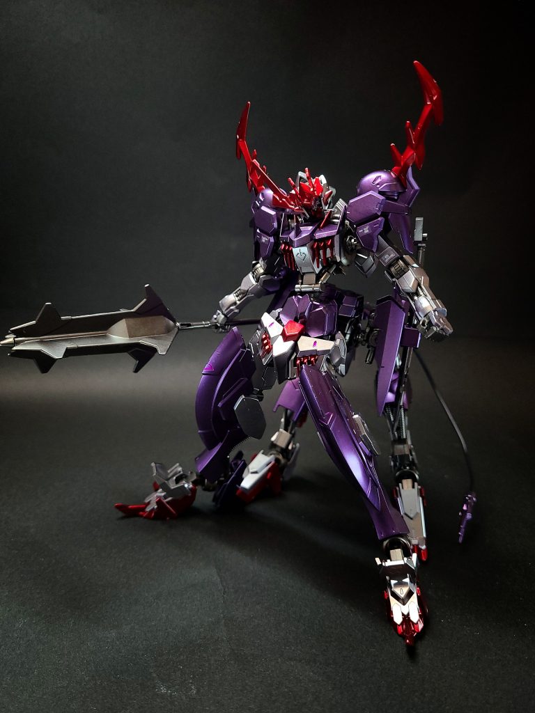 頭部アンテナは左側が欠如しているが、これはマハラがタクマに敗北したバトルで付けられた傷を敢えて実際に再現したものである。