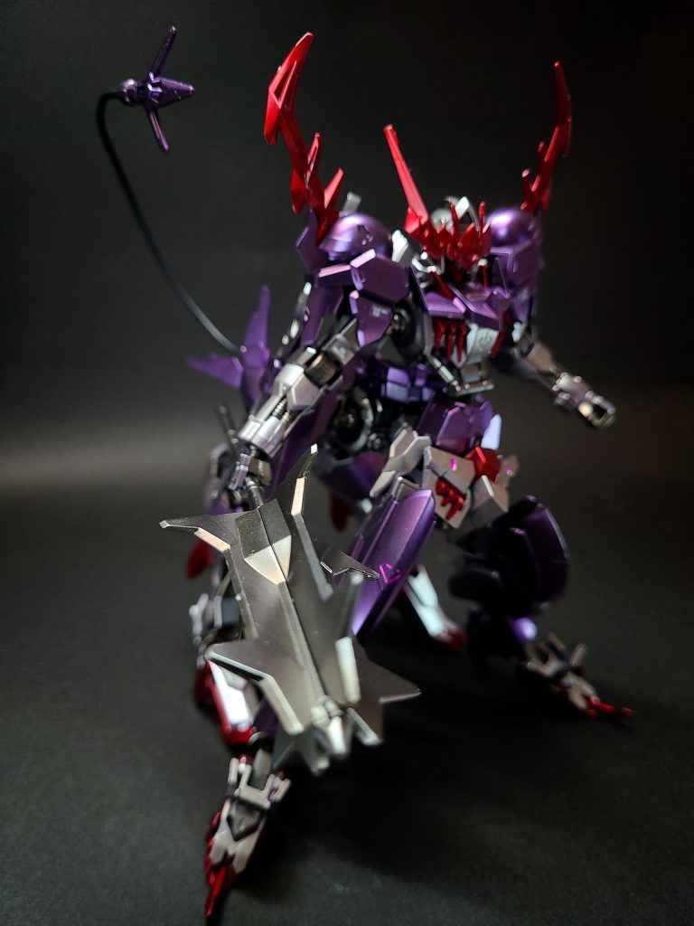 初登場作品。第4話でGBフェスタに仮面の男ことマハラによって召喚され、マハラが改造した特殊AIキャラクター達と共にフドウ・リュウセイらを苦しめた。その途中、リュウセイ達に加勢したタクマに追い詰められたため、ランナープリズンに取り込んだガンプラデータを取り込み巨大化。バトルシステムを破壊しかねない程のエネルギーを放ち、彼らを圧倒するが、カドマツによって改造されたAI達の助成を得たリュウセイ達の反撃によって左腕と後脚を喪失。最後はタクマの止めの一刺しをコックピットに受け撃破された。