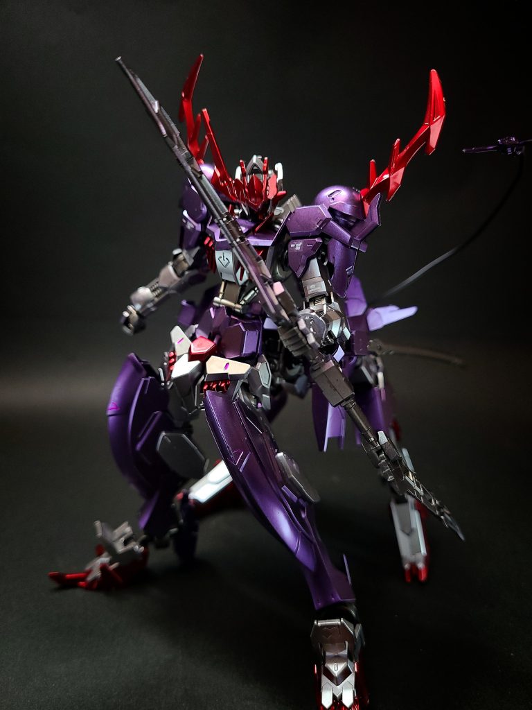 特殊能力 オーラ巨大化した際に機体から発生した紫色のオーラ。バトルシステムを暴走させる程のエネルギーを放出しており、自機の攻撃力を増大させ、相手のいかなる攻撃も受け付けない防御力を発揮する。最終的にカドマツがAI達に流し込んだワクチンプログラムが作用した事で中和され、AI達とトウマの攻撃を立て続けに受けた際に消滅した。