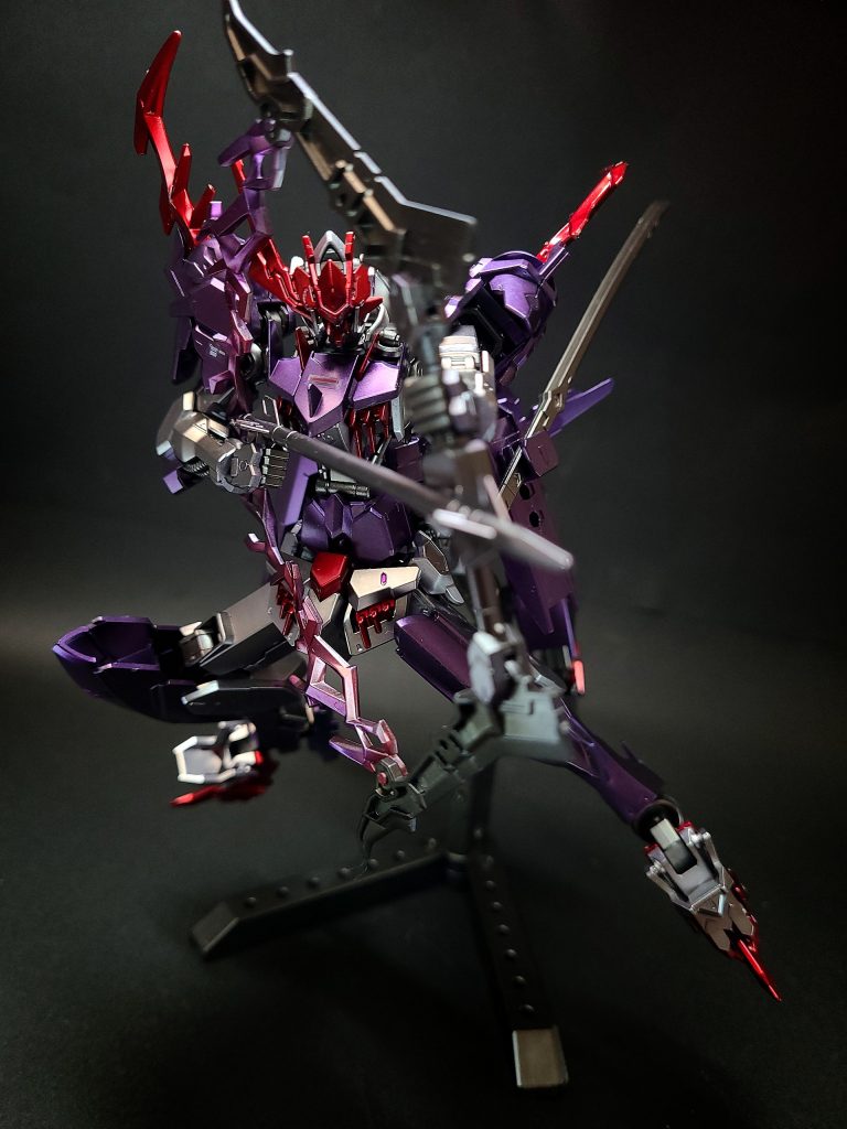 武装・必殺攻撃ツインブレード頭部アンテナの形状を模した二本一対の剣。二刀流で使用するだけでなく、ハンドガンモードに変形し二挺拳銃のように使用する事も可能。