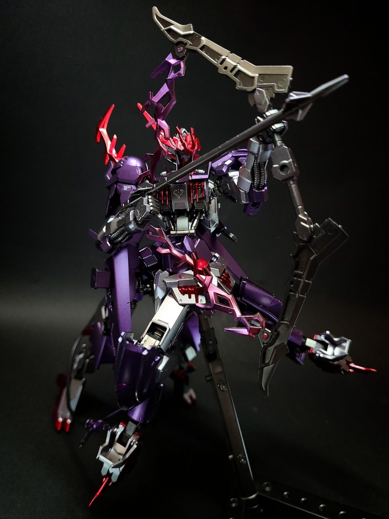 太刀ベース機であるガンダムバルバトスの太刀。機体側面にマウントされ、長尺ながら軽量で扱いやすく、局所攻撃時に優位性を発揮する。