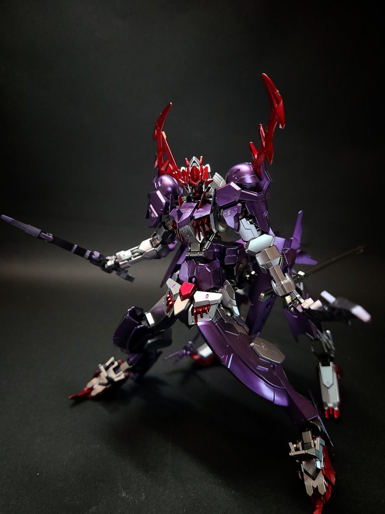 テイルブレードガンダム・バルバトスルプスレクスの同名武器をモチーフとした刺突装備。ハシュマルから転用した物を背中に装備しているルプスレクスとは異なり、本機は尻尾状の武器を四脚の部分に装備している。ファイターの感覚通りに伸び、一瞬で相手を貫く。