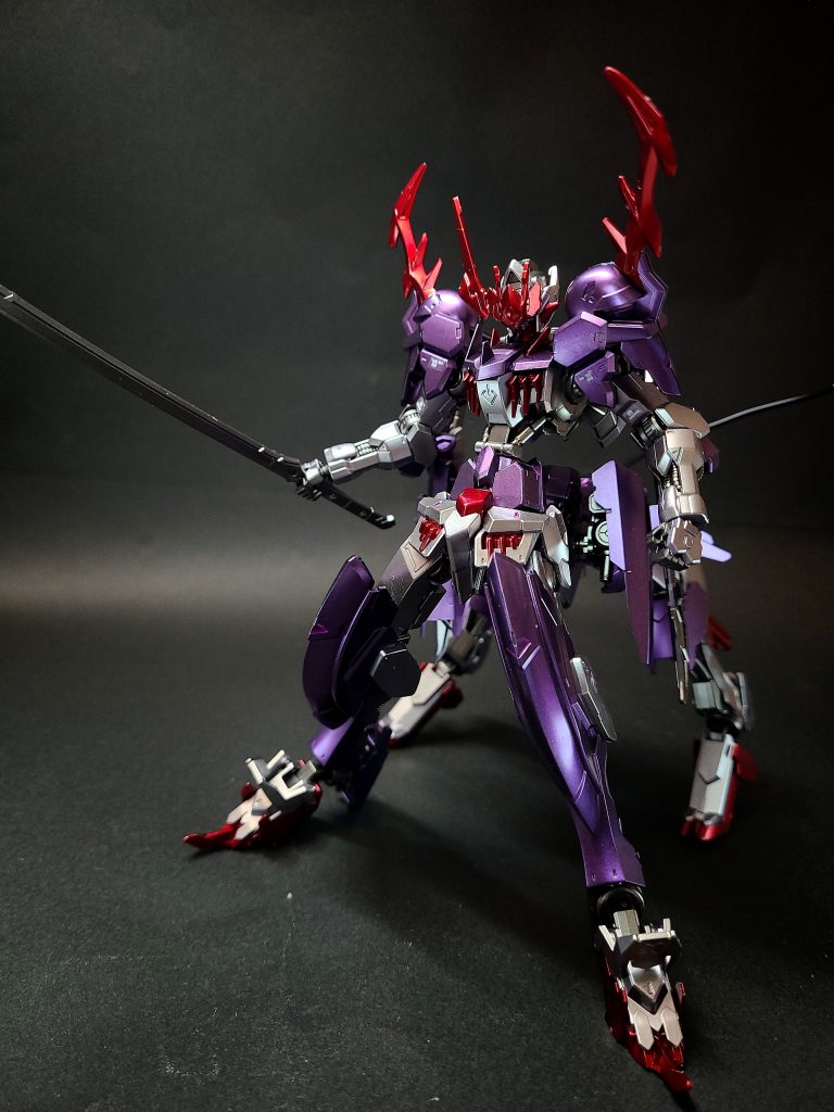 必殺技 ラウズダインスレイヴツインブレードを連結させた電磁投射大弓を用いて高硬度レアアロイで精錬された特殊矢を超高速で射出する。巨大化した際にはただ発射する以外にも、オーラを纏った矢を束ねた状態で頭上に向けて発射し、発生した魔法陣から複数の矢が降り注ぐ範囲攻撃も行っている。