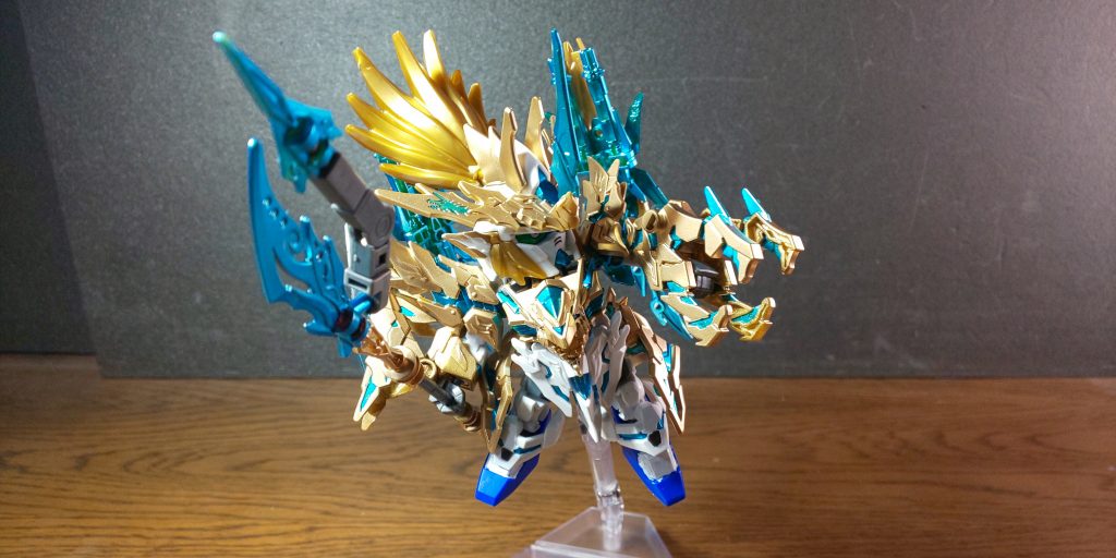 成形色を残しつつ、塗装はガンダムマーカーで。金はレッドゴールド。青はサイコフレームはコスモメタブルー、他はメタブルーで。足の甲はニューホワイト、脛のグレーはファントムグレーです。
