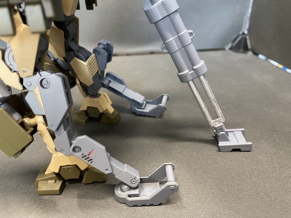 背部と脚部には二三式破砕砲使用時に衝撃を受け止める姿勢制御用のアウトリガーや補助脚を装備。