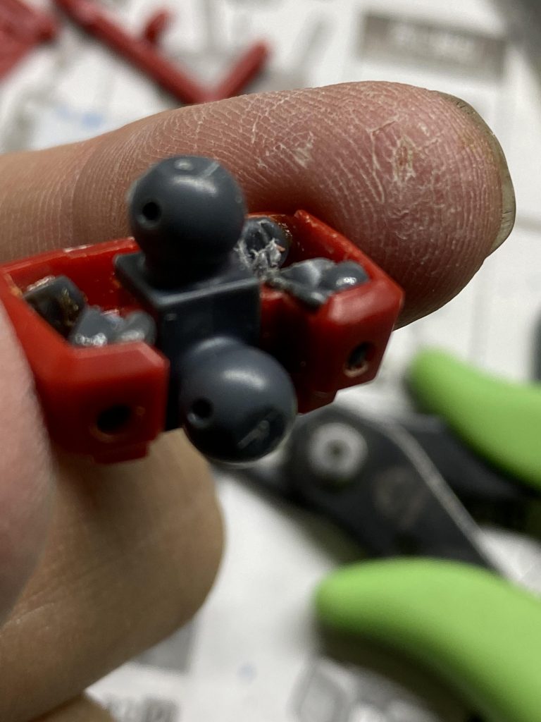 穴を開けて、むにゅっと、、、残った部分はニッパー等で切り出します。