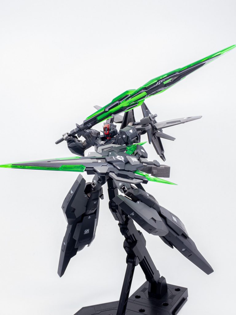 バスターソードとフルセイバーの二刀流で大型の敵を両断する。