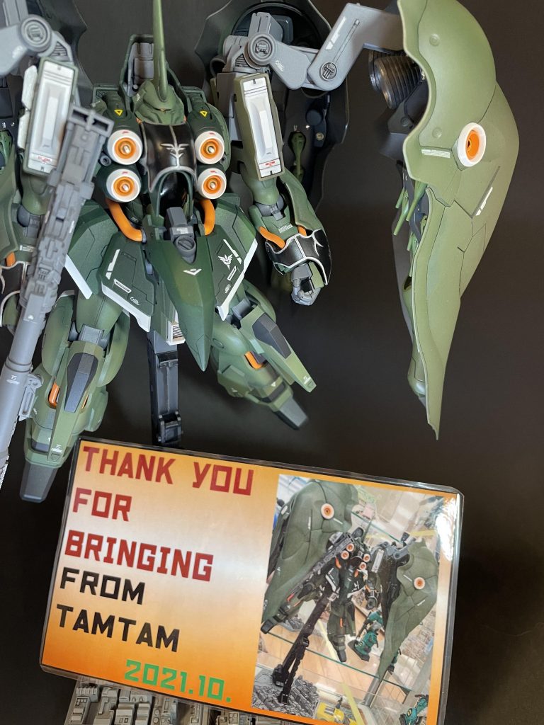 昨年である2021年の秋ころに、タムタム仙台店さんに飾らせてもらいました。ガンプラを初めて展示した、とても思い入れのあるキットとなりましたよ!後日、お店に見に行ったら、僕のクシャトリヤのお隣さんもクシャトリヤでびっくりしたわけですよ。色々思い出深い(笑)