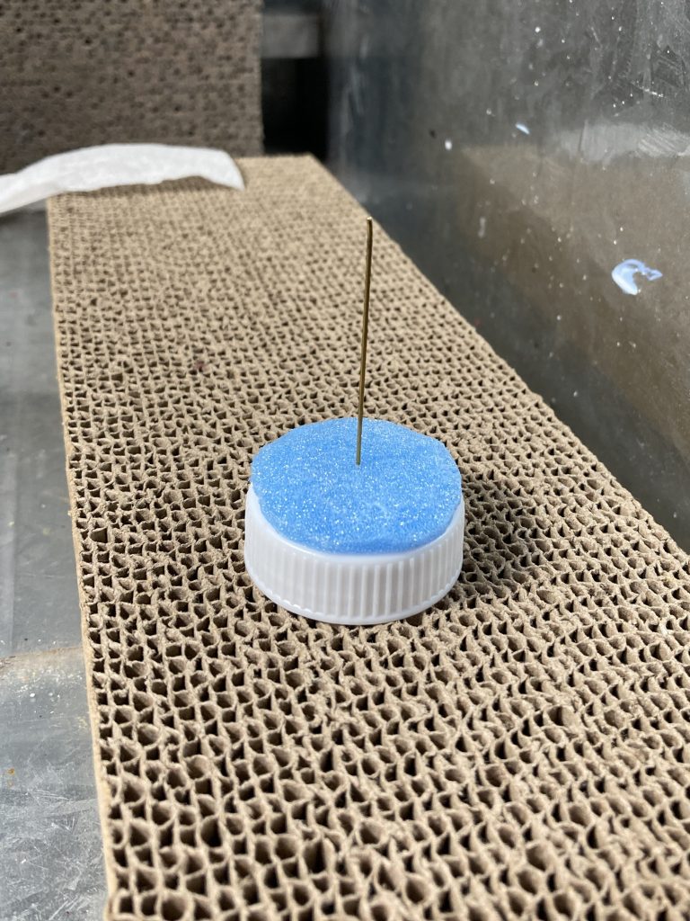 台座は大きめのペットボトルキャップで作りました。