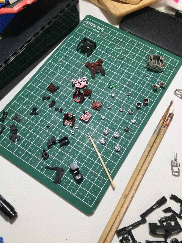 食卓で製作してるので、ごちゃごちゃしてますねw