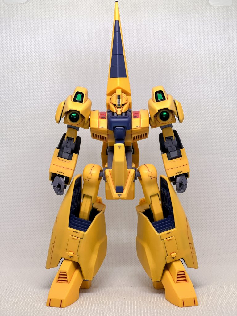 正面から。肩の奥まった部分はクリアパーツっぽくしてみました。