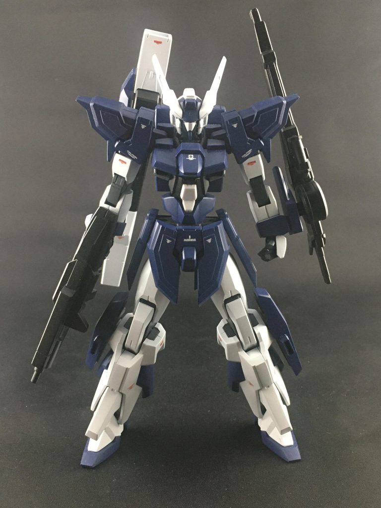 武装した状態の正面です、元のFXのアンテナが気に入らなかったのでプラ板でスクラッチ、真ん中にG-サイフォスのパーツを付け、顎を延長して、FXは顔がデカく見えるので頬にプラ板を付けて小顔にしています肩や腰部はGサイフォスにプラ板で増加装甲を付けたもの、足はAGE-3ノーマルの手甲をブースターに見立ててます