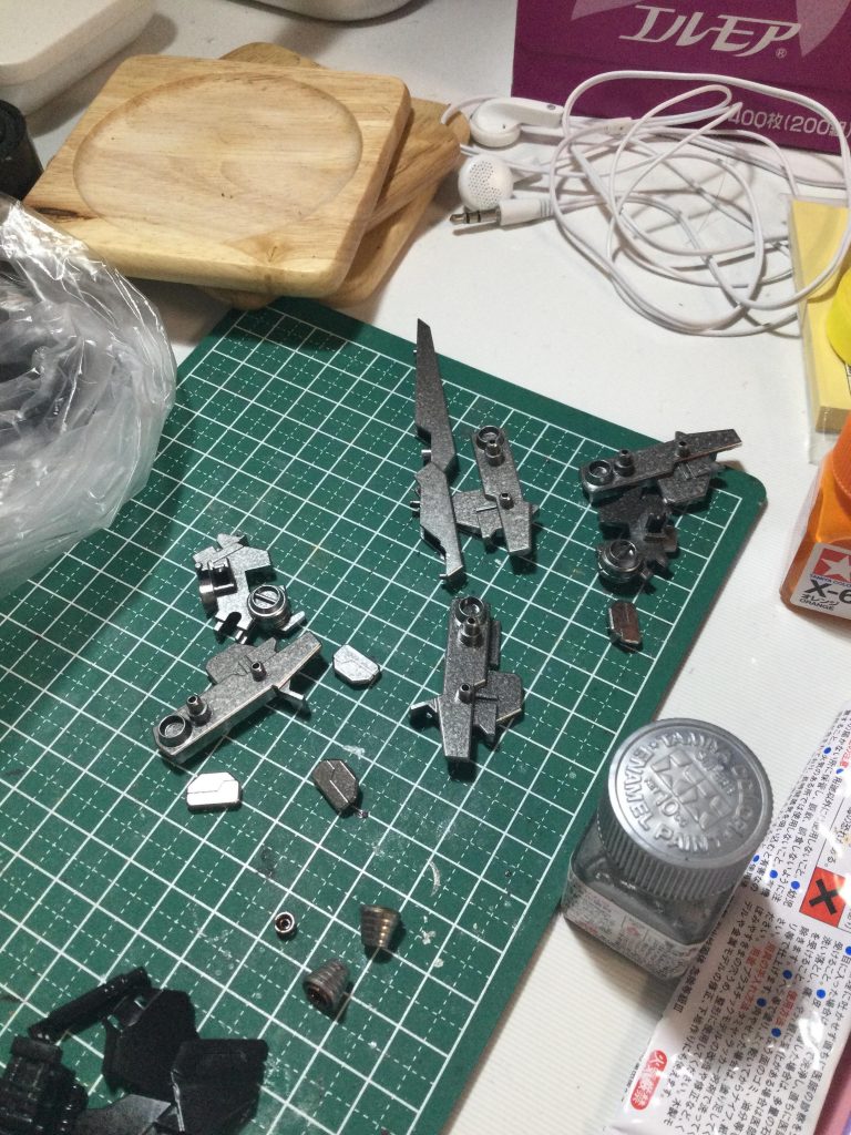 食卓で製作してるので、ゴチャついてますw