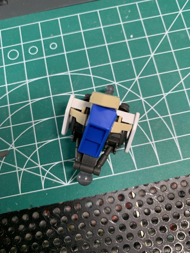 制作工程です。とある鉄血キットコンペにて、前作のガンダムアドニスを作成している最中に別プラン(このガンプラの元となるアイデア)が思い付いたので、こちらをコンペ出展するつもりで作成を進めていました。当初のアイデアは、ガンダムフレームにエントリーグレードのガンダムを貼っていくというものでした。しかし技術的に難しいとなったため、諦めてしまおうと思ったその時、別のアイデアが浮かびました💡